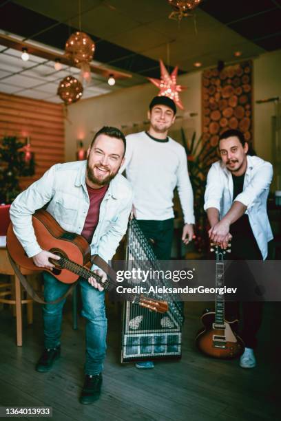 folk rock band ready to play gigs - folk musician stock pictures, royalty-free photos & images