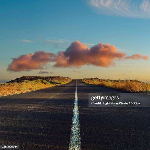 el cuchillo,empty road against sky during sunset,lanzarote,las palmas,spain - cuchillo stockfoto's en -beelden