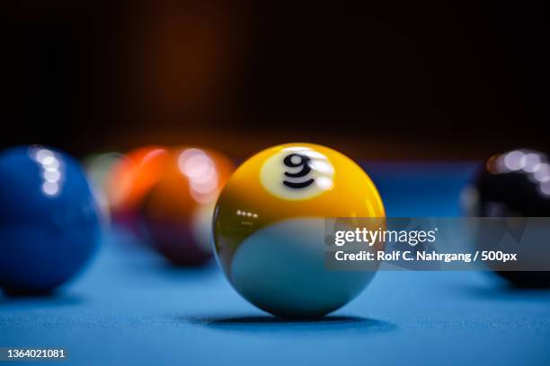 close-up of balls on pool table - billard photos et images de collection