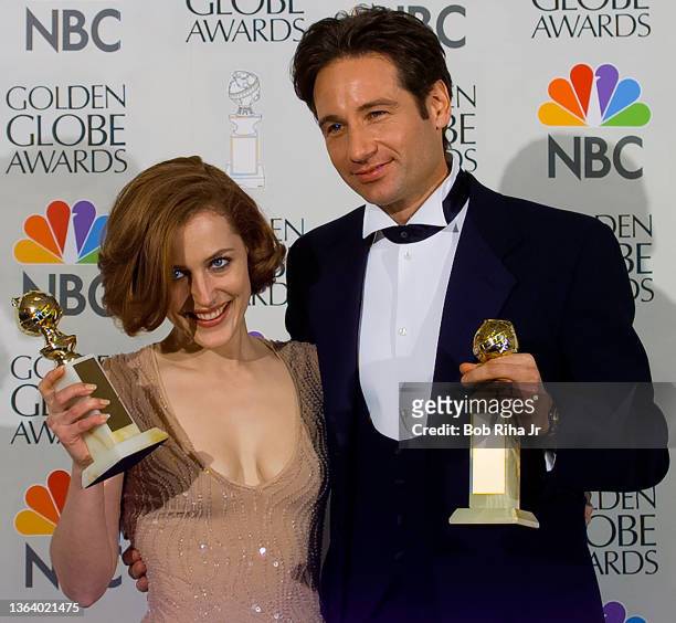 Winners Gillian Anderson and David Duchovny backstage at Golden Globe Awards Show, January 19, 1997 in Beverly Hills, California.