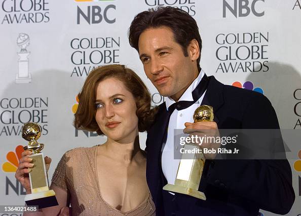 Winners Gillian Anderson and David Duchovny backstage at Golden Globes 1997 Winners Gillian Anderson and David Duchovny backstage at Golden Globes 1997