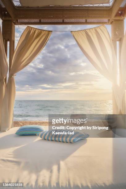 seaside cabana with two pillows at sunset - cabana de praia - fotografias e filmes do acervo