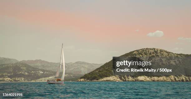 afternoon lights,scenic view of sea against sky,split,croatia - dalmatie croatie photos et images de collection