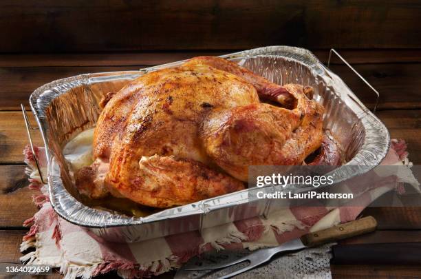 pavo perfectamente asado - pavo al horno fotografías e imágenes de stock