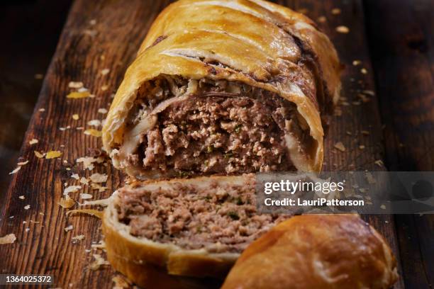 beef wellington mit hackfleisch - blätterteig stock-fotos und bilder