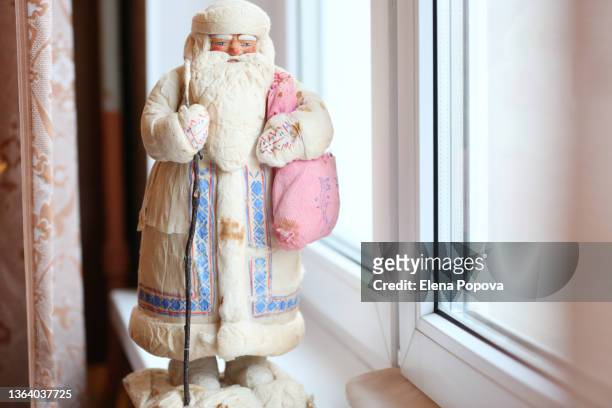 vintage ded moroz, handmade christmas toy - poupée russes photos et images de collection