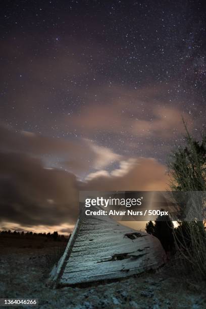 stranded boat,scenic view of snowcapped mountains against sky at night,lilbi,hiiu county,estonia - hiiumaa photos et images de collection