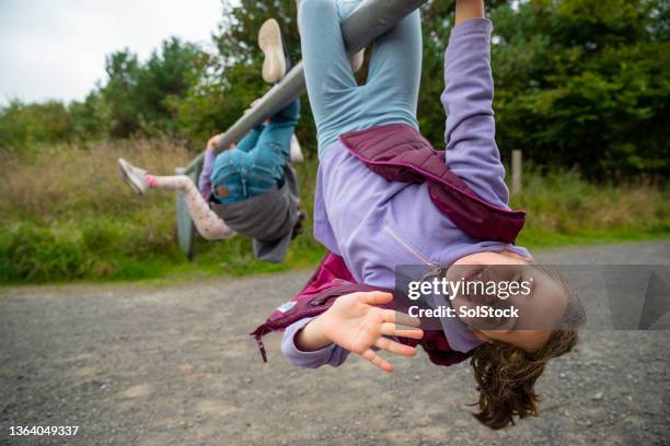 hanging upside down - zwaaien activiteit stockfoto's en -beelden