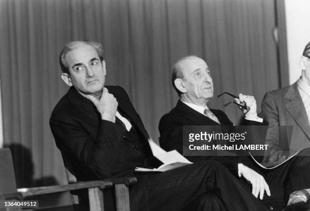 Alain Peyrefitte et Raymond Aron lors d'une conférence de presse du 'Prix Alexis de Tocqueville' le 17 Décembre 1979 à Cherbourg, France.
