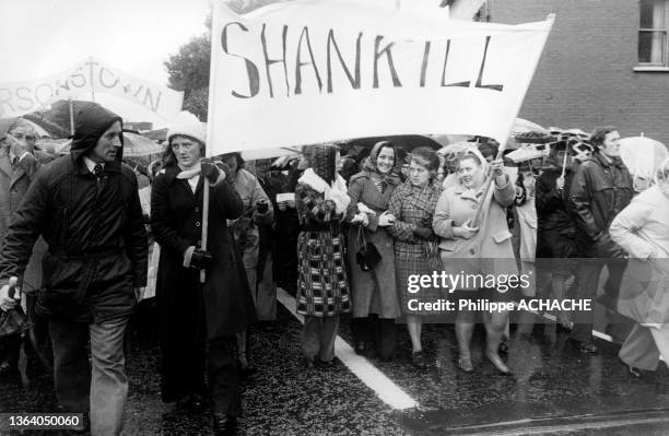 Marche des "Peace People" dans le quartier catholique de Falls Road à Belfast, le 23 octobre 1976.