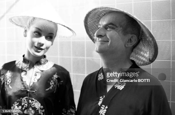 Louis de Funès et Geneviève Grad lors du tournage du film 'Le gendarme à New York' en juillet 1965