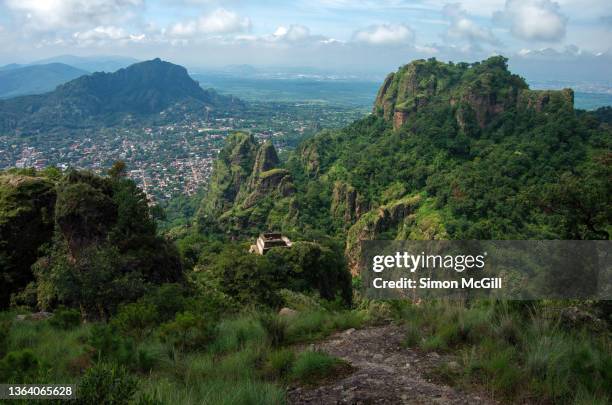 pirámide de tepozteco (tepozteco pyramid) with the mountains, valley and township of tepoztlán, morelos, mexico - morelos stock pictures, royalty-free photos & images