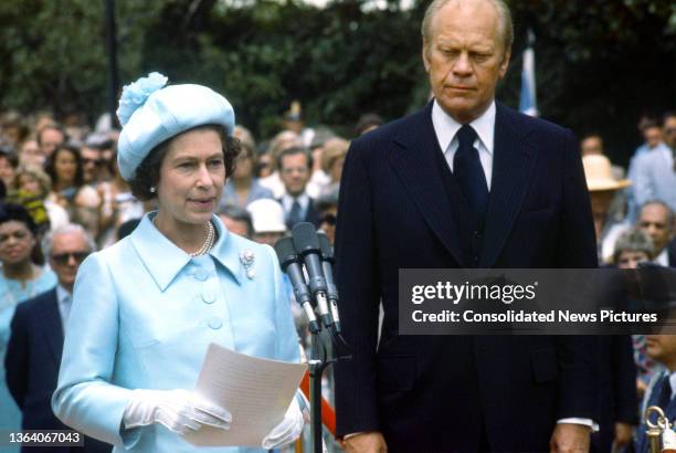 View of British monarch Queen Elizabeth II and US President Gerald Ford during an arrival ceremony at the White House, Washington DC, July 7, 1976....