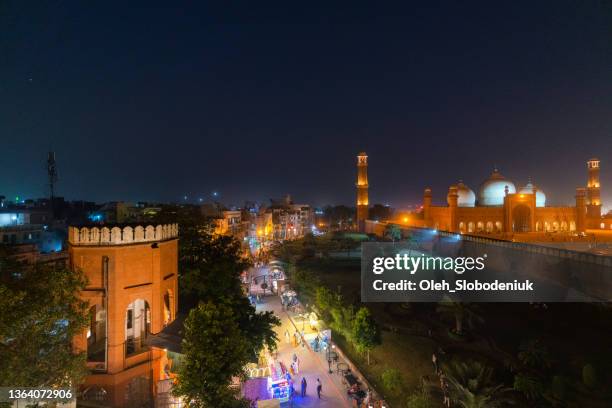 mezquita en lahore por la noche - pakistan monument fotografías e imágenes de stock