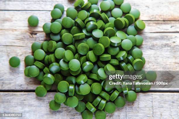 there are many spirulina and chlorella tablets selective focus - spirulinabacterie stockfoto's en -beelden