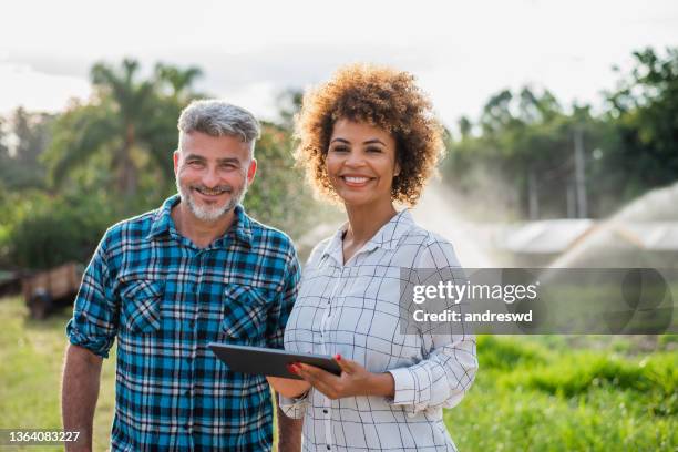 analista financiero ayuda con tecnología - farm woman fotografías e imágenes de stock