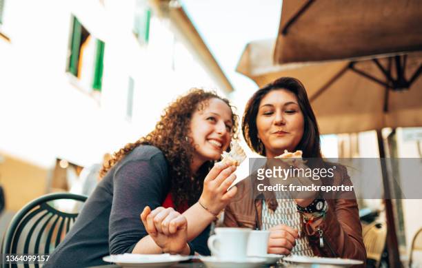 glückspaar freunde beim kaffeetrinken - croissant café stock-fotos und bilder