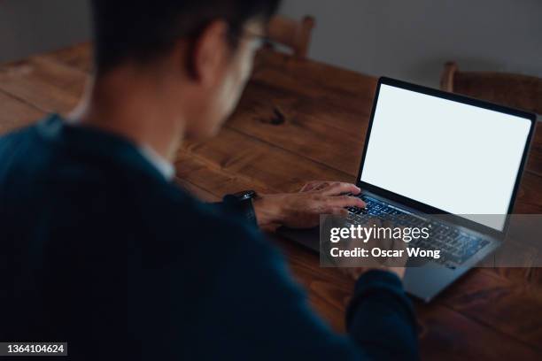 over the shoulder view of young business man working with laptop - laptop back foto e immagini stock