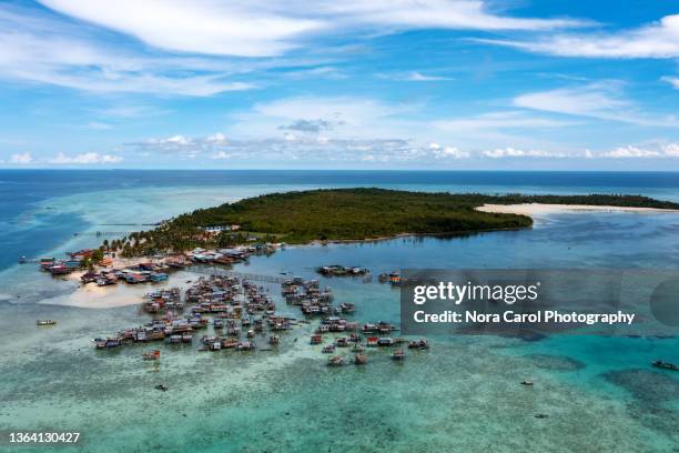 aerial view of sea gypsy village at omadal island - island of borneo fotografías e imágenes de stock