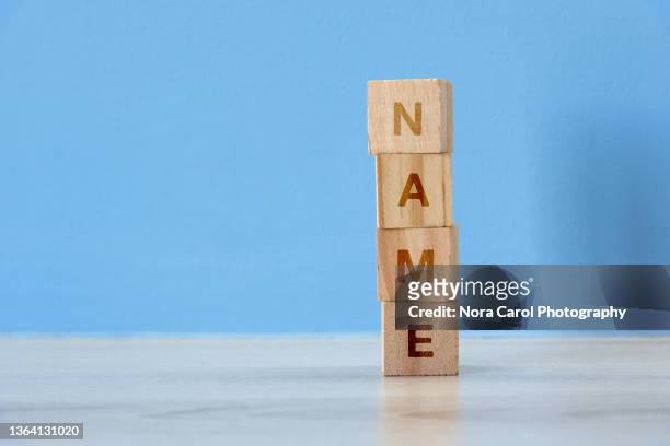 name text on wood block - charakter stock-fotos und bilder