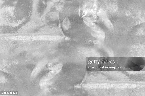 close up silver plastic foil background, abstract background of silver color from paper. - couleur argentée photos et images de collection
