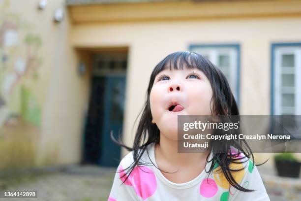 child having fun doing tounge out - ibaraki prefecture photos et images de collection