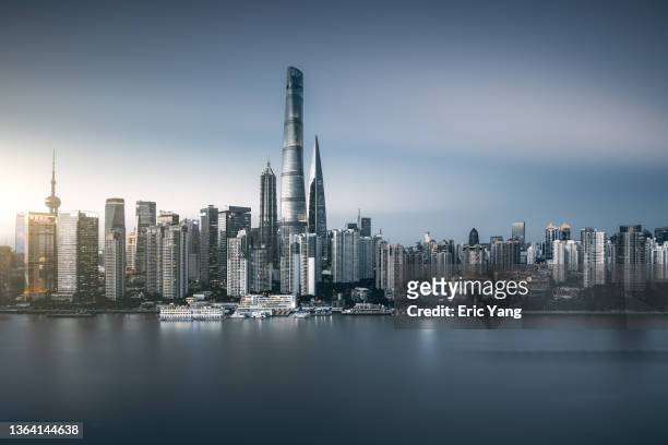 view of shanghai bund - shanghai tower schanghai stock-fotos und bilder