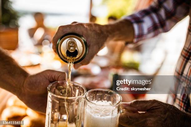 cerveja de derramamento de uma lata! - enlatado - fotografias e filmes do acervo