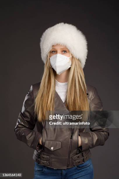 natural portrait  young women with medical face mask. wearing n95 face mask  to prevent infection, airborne respiratory illness. coronavirus protection. - bontmuts stockfoto's en -beelden