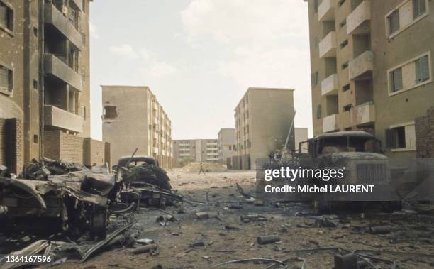 Carcasses de véhicules dans une cité lors de la guerre du Kippour, en octobre 1973.