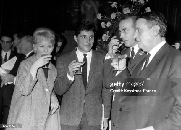 Petula Clark et Sacha Distel, Pierre-Christian Taittinger et Georges Auric au cocktail du Grand Prix International du Disque, le 22 novembre 1962, à...