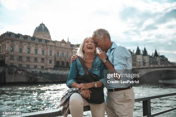 des seniors en pause à paris se détendent au bord de la seine à paris - senior-couple photos et images de collection