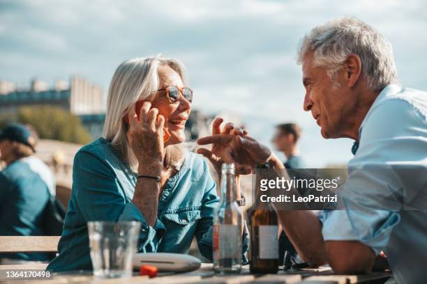 seniors having fun drinking - couple paris stockfoto's en -beelden