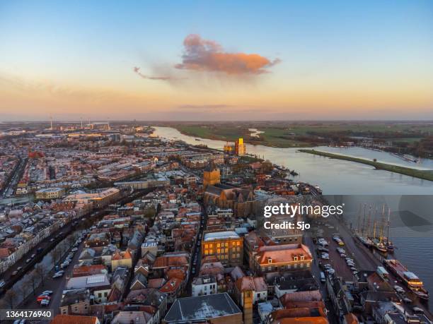 vista de la ciudad de kampen en el río ijssel durante un frío amanecer de invierno - overijssel fotografías e imágenes de stock