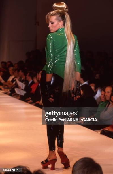 Estelle Lefébure sur le podium lors du défilé de Thierry Mugler, en octobre 1990.