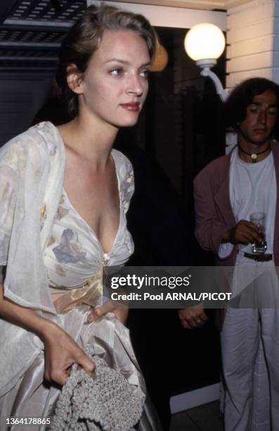 Uma Thurman lors de la montée des marches pour la présentation du film 'Pulp fiction' au festival international du film à Cannes le 20 mai 1994,...