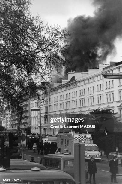 Ambassade d'Iran de Londres en feu suite à l'asaut des forces spéciales, le 4 mai 1980.