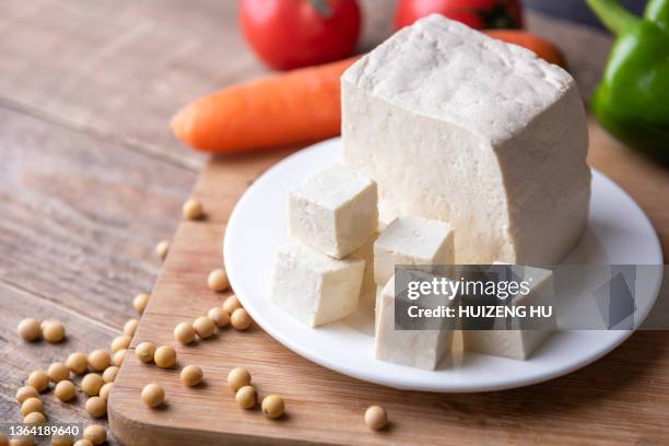 fresh tofu and vegetables, vegetarian - proteína imagens e fotografias de stock