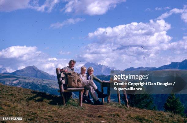 family having a picnic on mountain top whilst hiking, 1960s - the shack filme imagens e fotografias de stock