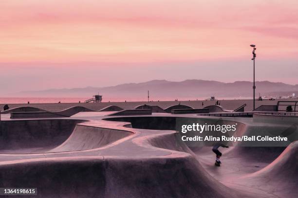 venice beach skate park at sunset - skatepark stock-fotos und bilder