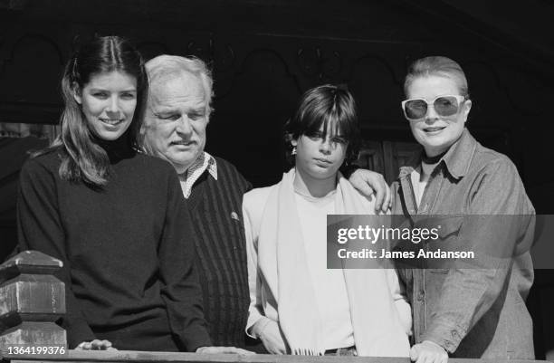 La Princesse caroline de Monaco, le Prince Rainier, la Princesse Stéphanie de Monaco et la Princesse Grace de Monaco dans leur chalet de Gstaad le 19...