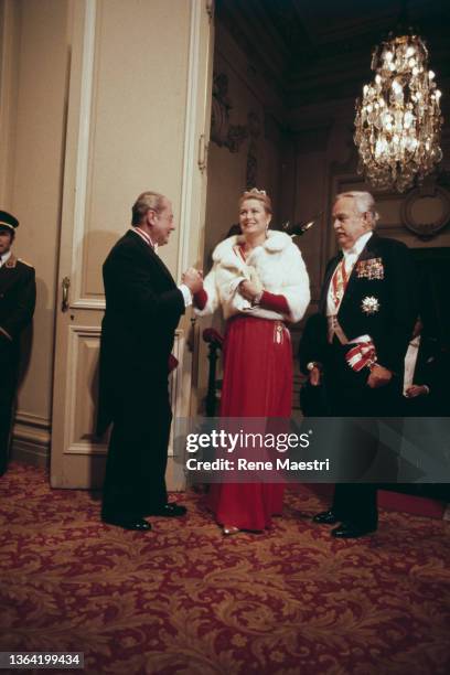 Le prince Rainier III et la princesse Grace de Monaco arrivant à la soirée à l’Opera de Monaco.
