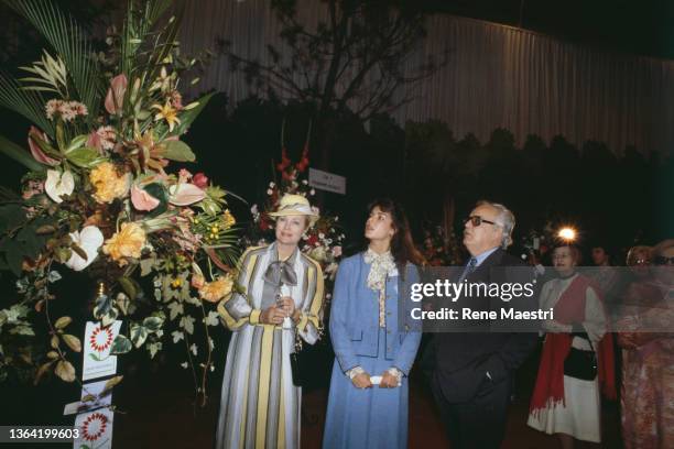 Le prince Rainier, la princesse Grace de Monaco et leur fille, la princesse Caroline au concours international de compositions florales le 10 mai...