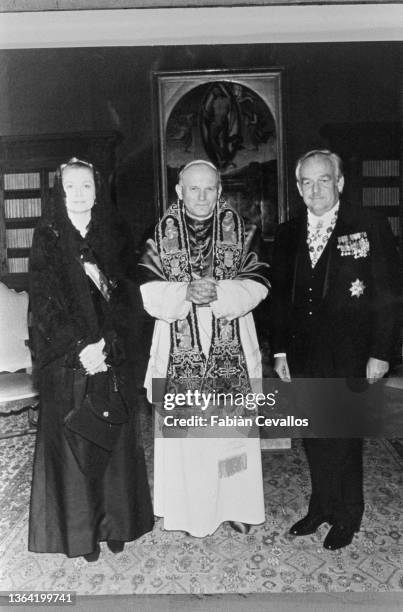 Le prince Rainier III et son épouse la princesse Grace de Monaco rencontrent le Pape Jean Paul II au Vatican le lendemain de l'investiture du Pape.