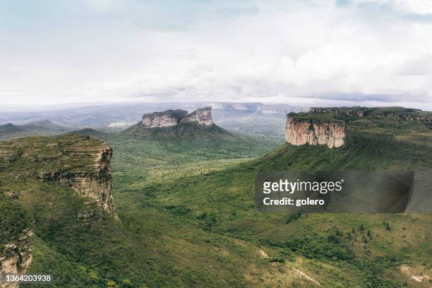drohnenblick über das hochland von chapada diamantina in bahia, brasilien - chapada diamantina stock-fotos und bilder
