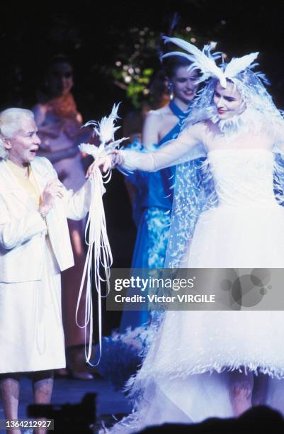 Madame Carven sur le podium entourée de mannequins lors du défilé Printemps-Eté 1989 le 24 janvier 1989 à Paris, France.