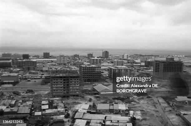 Vue d'hélicoptère de la ville d'Abou Dabi le 26 février 1975, Émirats arabes unis