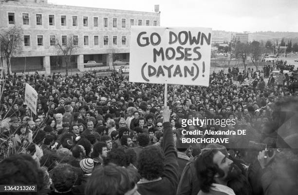 Manifestation contre Moshe Dayan accusé de négligence pendant la guerre du Kippour à Jérusalem le 18 février 1974, Israël