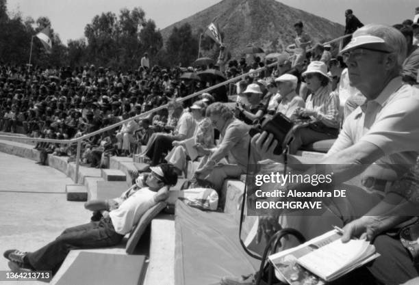 Spectateurs blancs et noirs séparés durant l'Apartheid dans un stade de Johannesburg le 17 octobre 1976