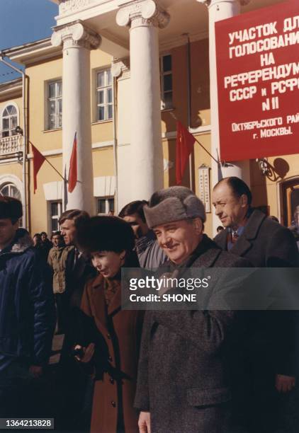 Le président russe Mikhaïl Gorbatchev et sa femme Raissa votent pour le referendum sur l'union soviétique, le 17 mars 1991.